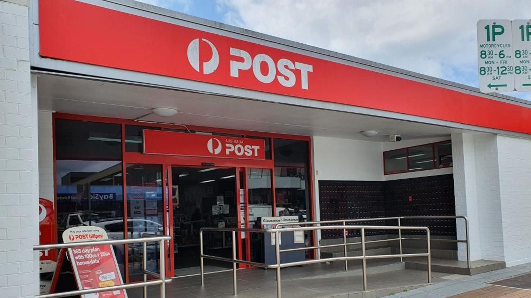 The exterior of the Batemans Bay Post office.