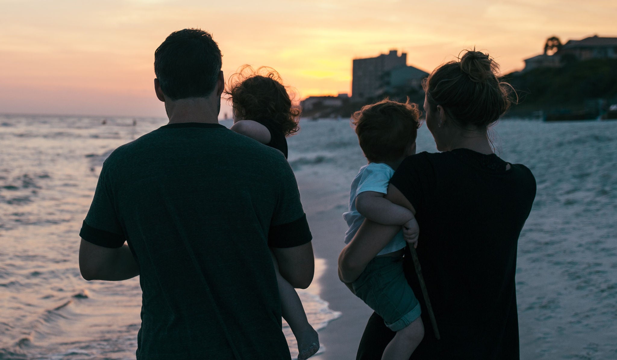 photo family watching sunset at beach