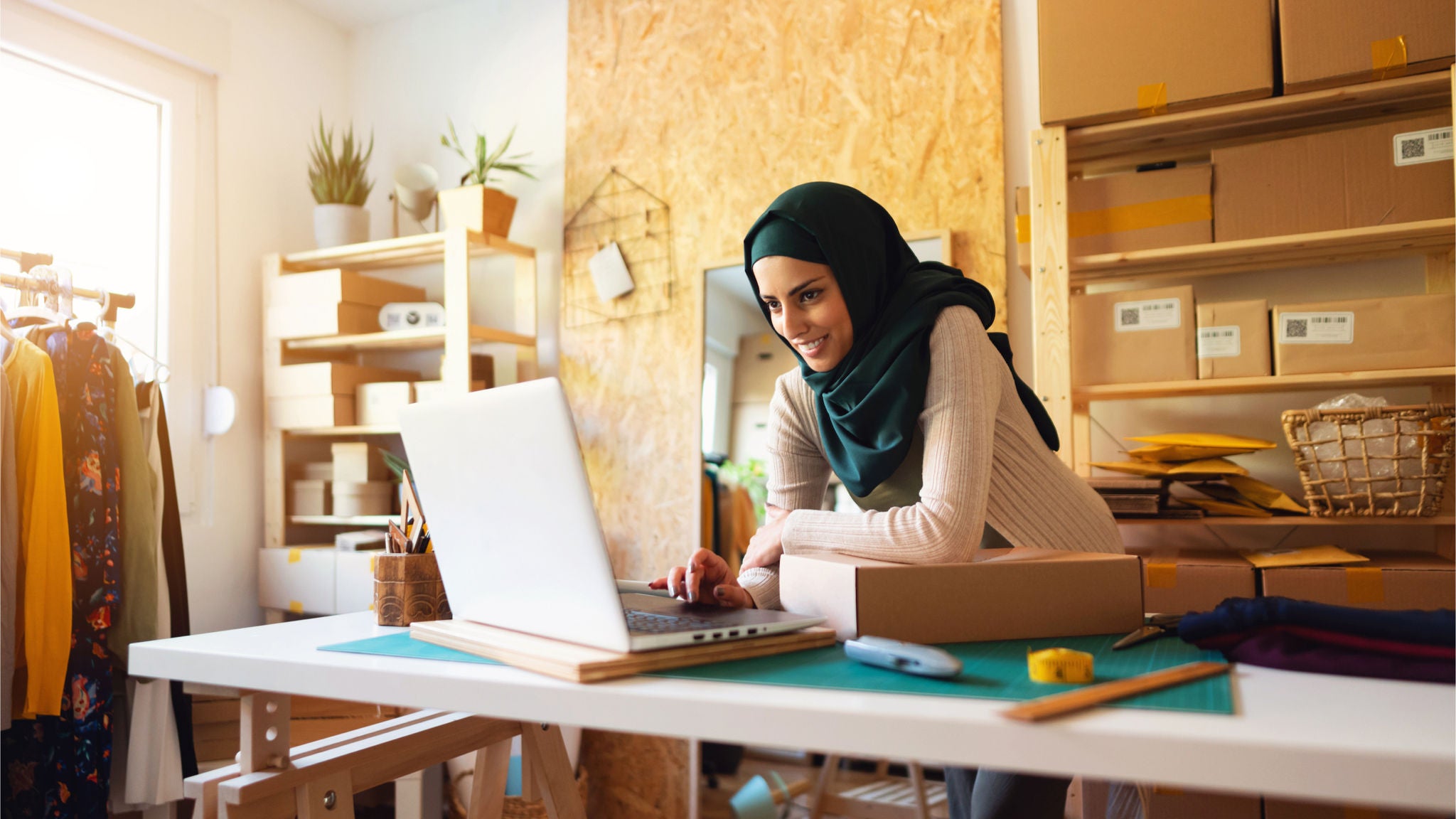 photo-woman-smiling-laptop-head-scarf-small-business